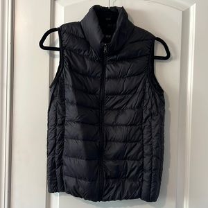 Uniqlo - size small - black puffer vest
